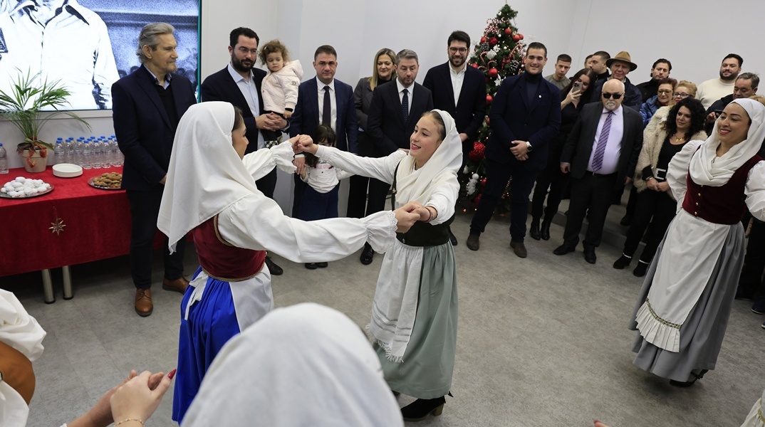 Στη Χαριλάου Τρικούπη άκουσε τα κάλαντα ο Νίκος Ανδρουλάκης - Η ευχή του για το 2026