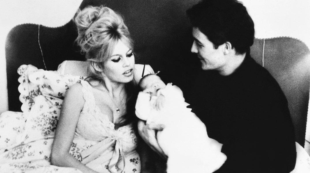 Η Μπαρντό με τον πατέρα του μόλις τριών ημερών Νικολά, Ζακ Σαριέ 