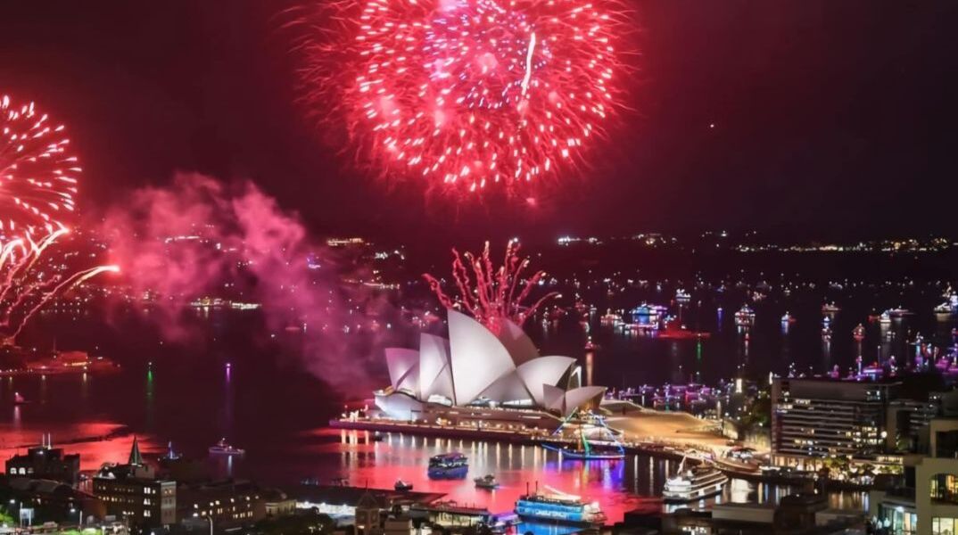 Εντυπωσιακά πυροτεχνήματα στην αλλαγή του χρόνου στον Ειρηνικό