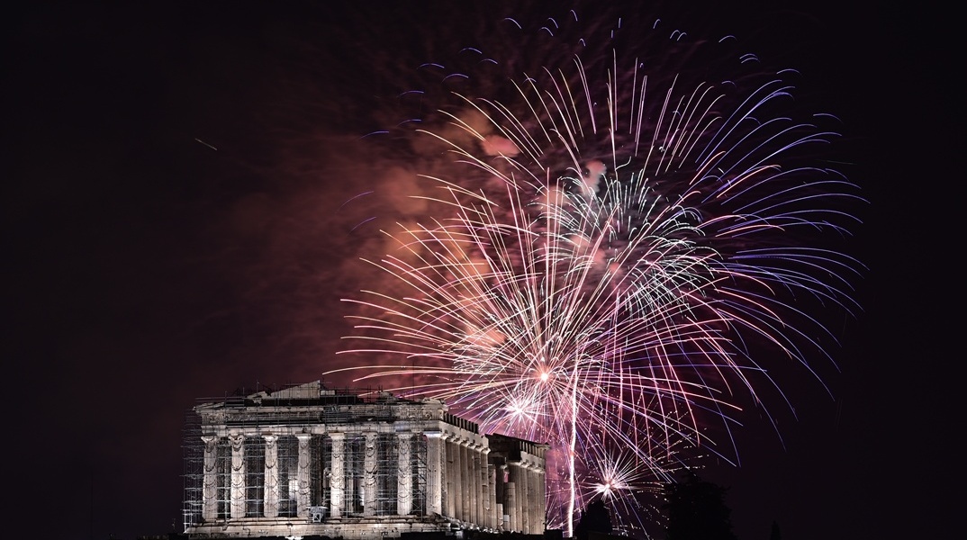 Πυροτεχνήματα πάνω από την Ακρόπολη