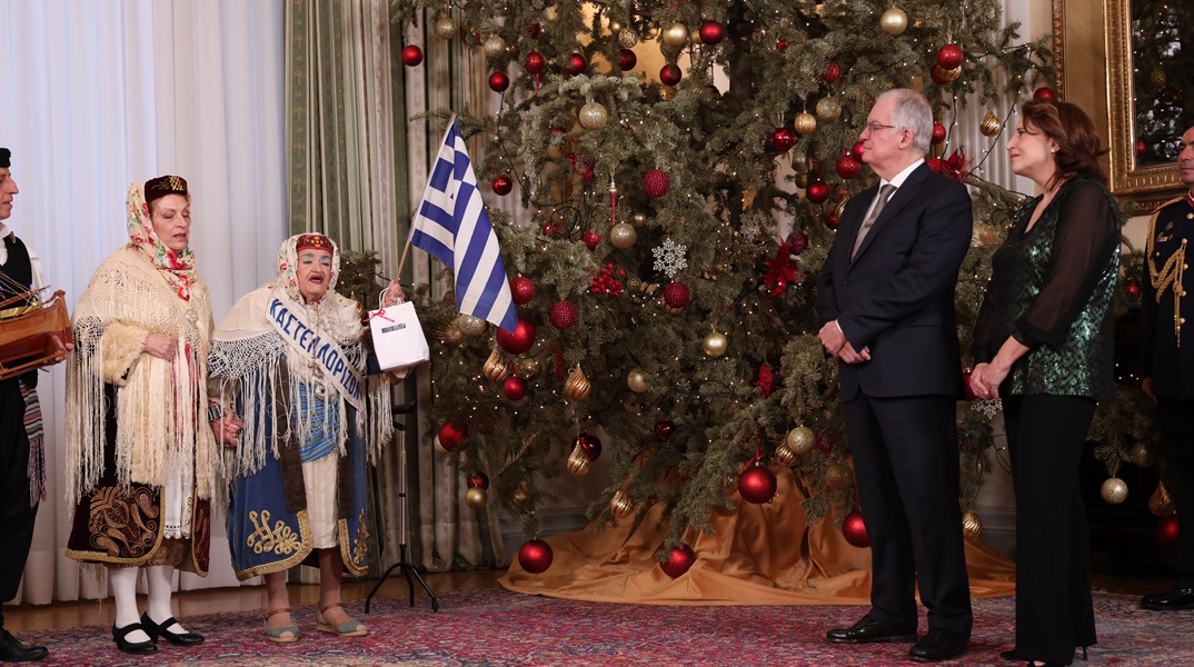 Τα κάλαντα της Πρωτοχρονιάς στον Κωνσταντίνο Τασούλα από την μπάντα των Ενόπλων Δυνάμεων και συλλόγους