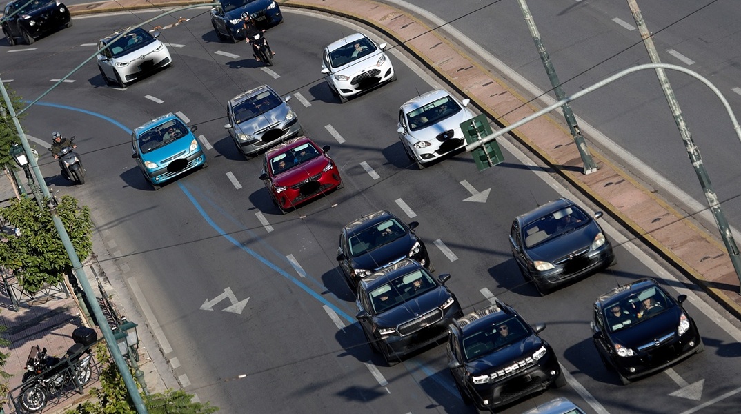 Αυτοκίνητο κινούνται σε δρόμο της Αθήνας