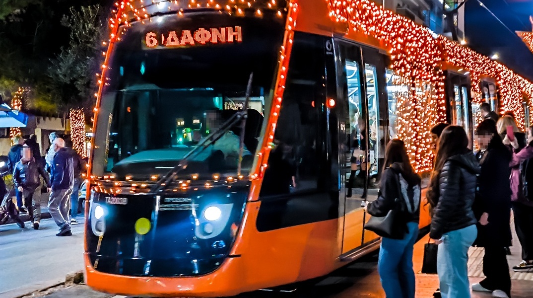 Τραμ στολισμένο για τα Χριστούγεννα