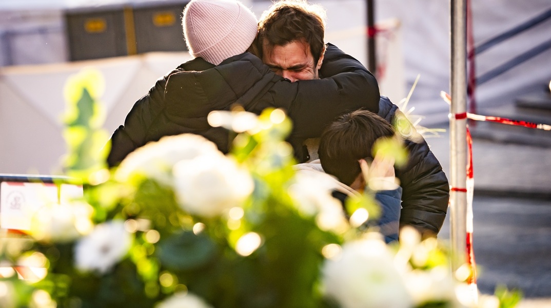 Άτομα που κλαίνε αγκαλιασμένα για την τραγωδία στο Κραν Μοντανά στην Ελβετία