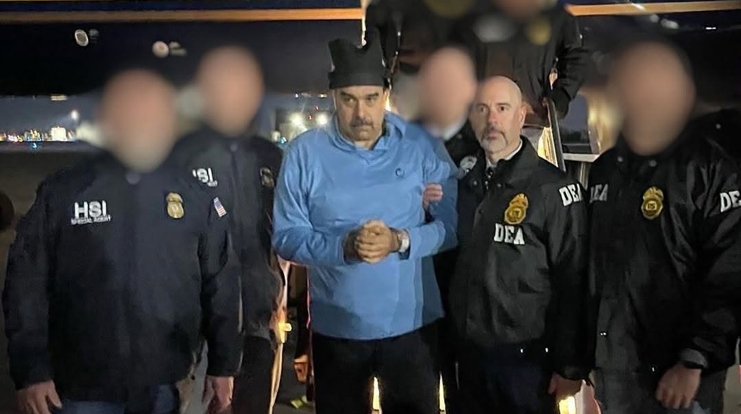 Υπό κράτηση στη Νέα Υόρκη ο Μαδούρο: Φωτογραφήθηκε με χειροπέδες και πράκτορες της DEA