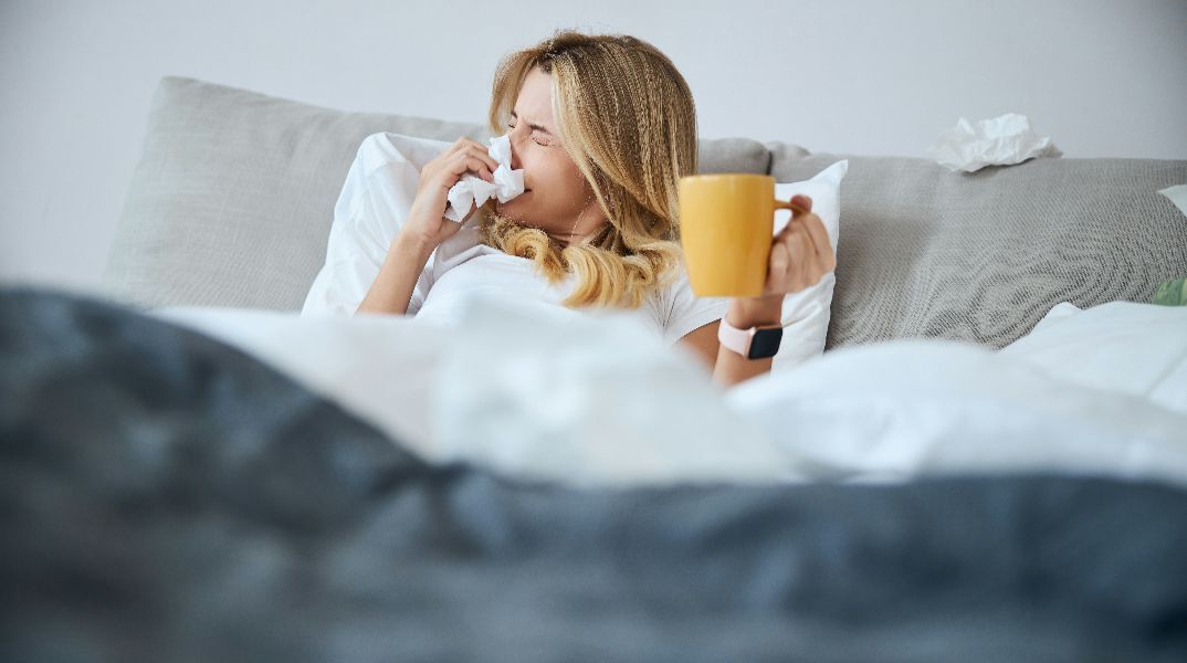 SOS από τον ΕΟΔΥ για τη γρίπη: Τα ύποπτα συμπτώματα - Υπερδιπλασιάστηκαν οι εισαγωγές ασθενών