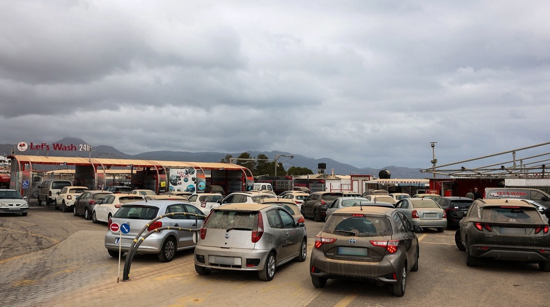 Λασποβροχή πάνω σε οχήματα