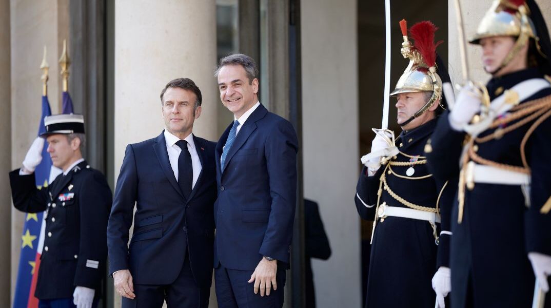 Ο Κυριάκος Μητσοτάκης και ο Εμμανουέλ Μακρόν σε παλαιότερη συνάντησή τους στο Παρίσι