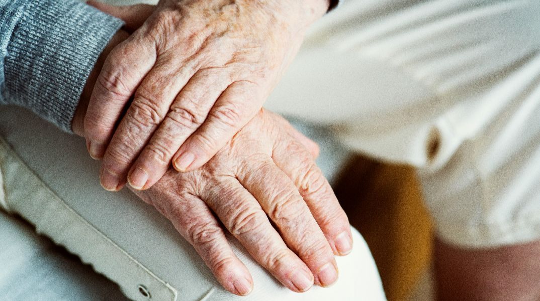 Ναύπακτος: Θρίλερ με τα δύο νεκρά αδέρφια - Τι λέει η οικιακή βοηθός που εμφανίζεται μοναδική κληρονόμος