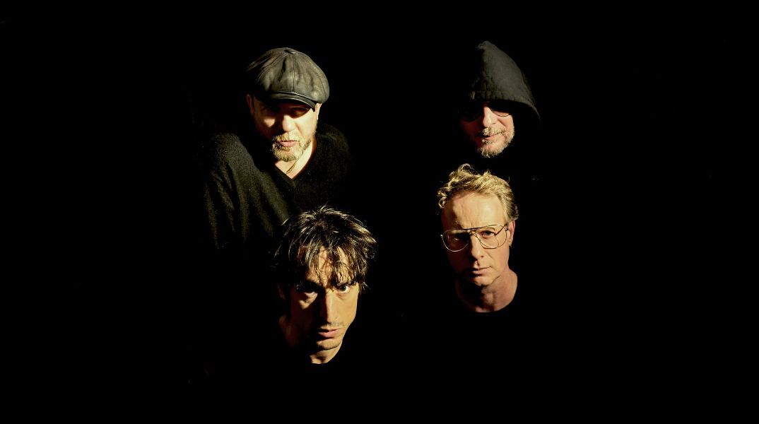 Οι Decius του Lias Saoudi φέρνουν στη Θεσσαλονίκη ένα μοναδικό κράμα acid house και πανκ ενέργειας - Τι περιμένουμε από το live στις 9 Ιανουαρίου στο Soul SKG