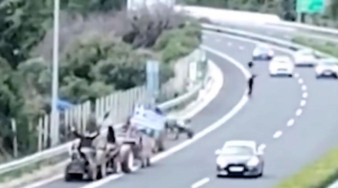 Αγρότες κλείνουν με τρακτέρ την εθνική οδό στη Νεμέα