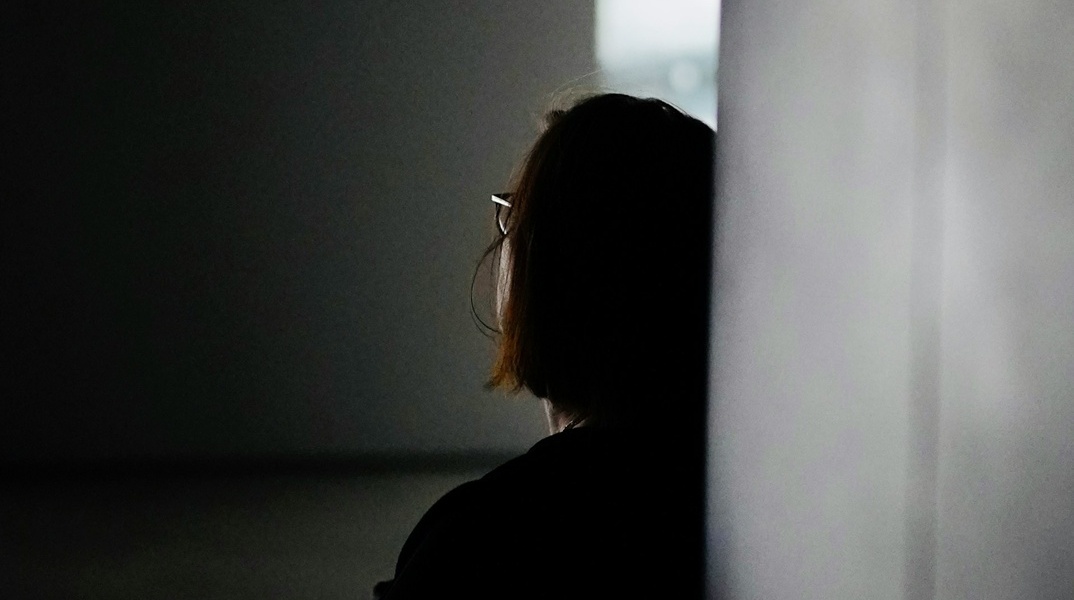 Γυναίκα με την πλάτη στον φακό