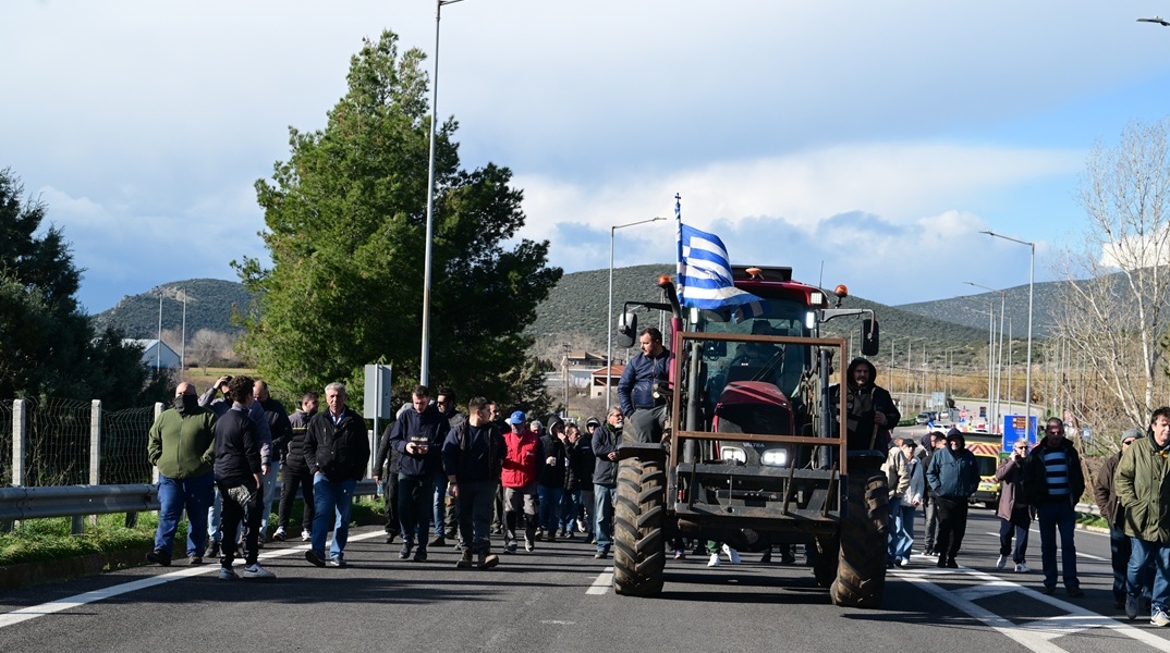 Αγρότες κλείνουν δρόμους