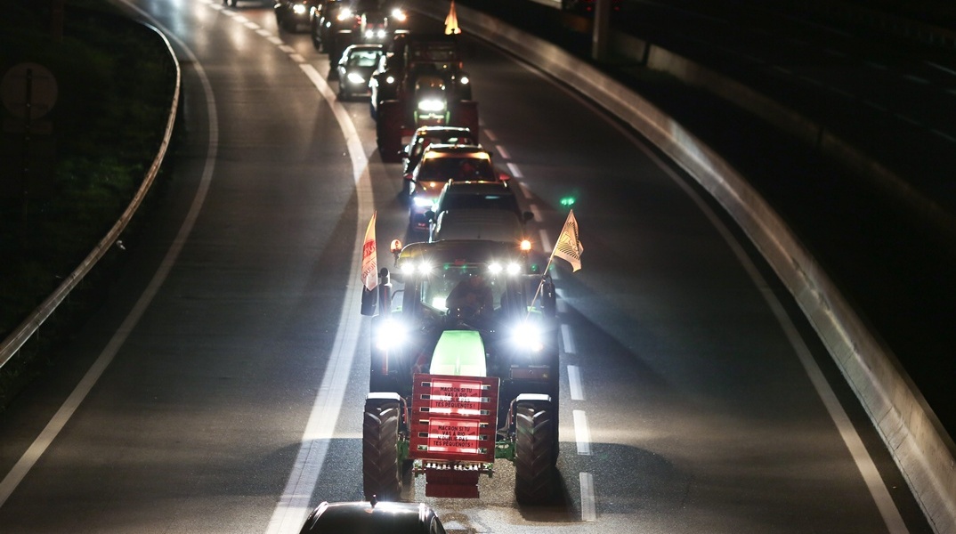 Αγρότες με τα τρακτέρ τους στο Παρίσι