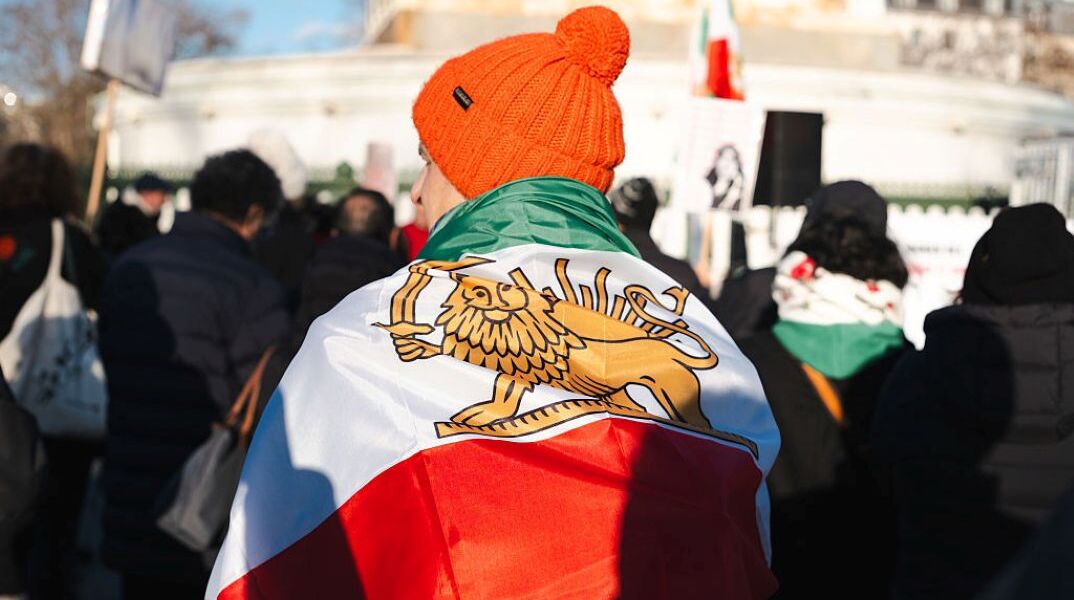 Ιρανός διαδηλωτής της αντιπολίτευσης στο εξωτερικό