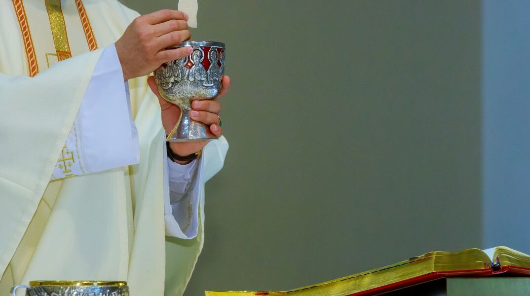 Καθολικός Ιερέας ετοιμάζει τη Θεία Κοινωνία