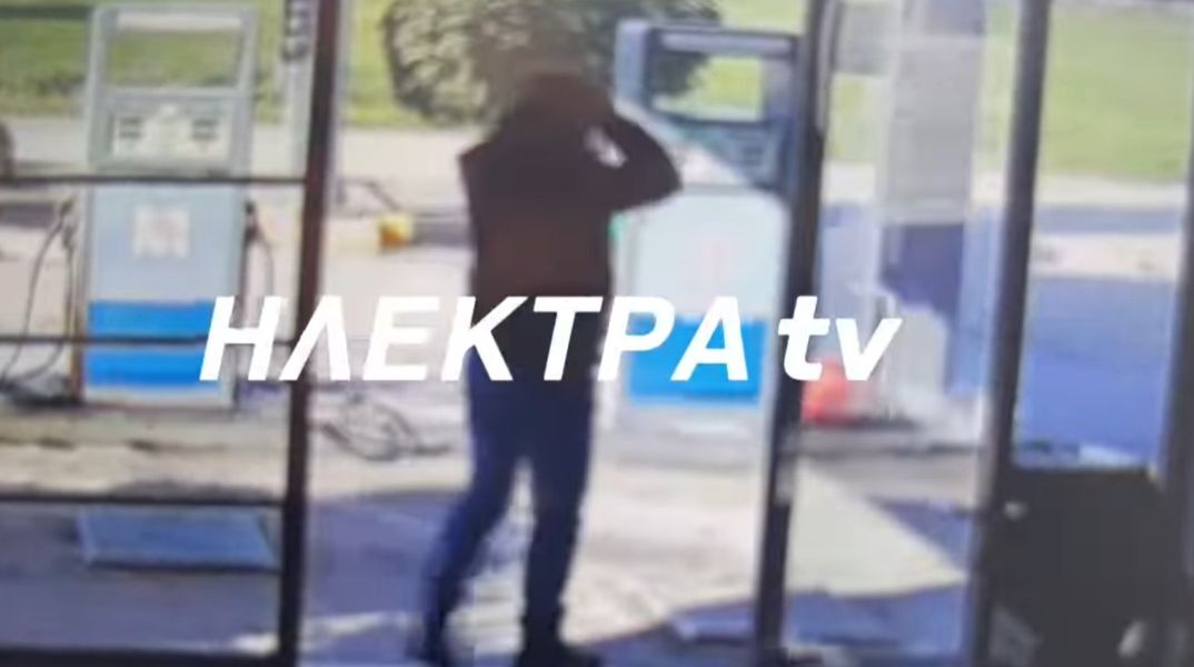 Τραγωδία στην Κορινθία με δύο νεκρούς: Η στιγμή που το αυτοκίνητο μπαίνει με μεγάλη ταχύτητα σε βενζινάδικο και καρφώνεται στο σπίτι