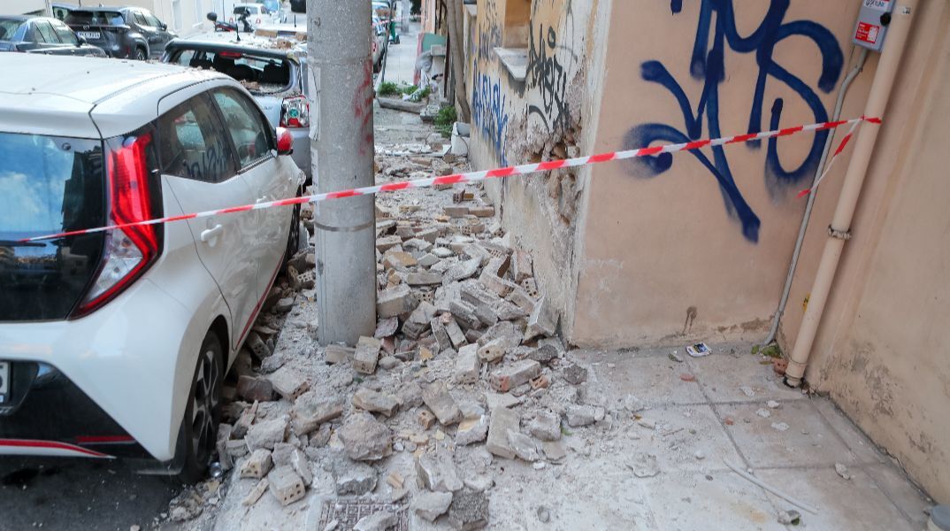 Νέος Κόσμος: Μπαλκόνι κατέρρευσε πάνω σε σταθμευμένα αυτοκίνητα