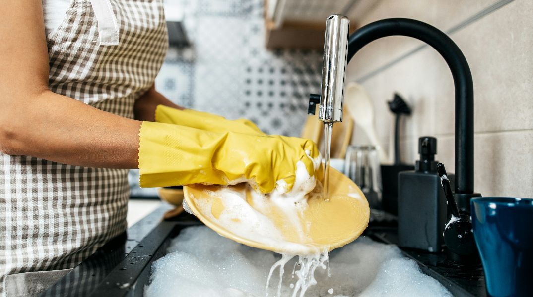 Το σφουγγάρι της κουζίνας βρίθει από βακτήρια – μήπως τελικά η βούρτσα είναι προτιμότερη;