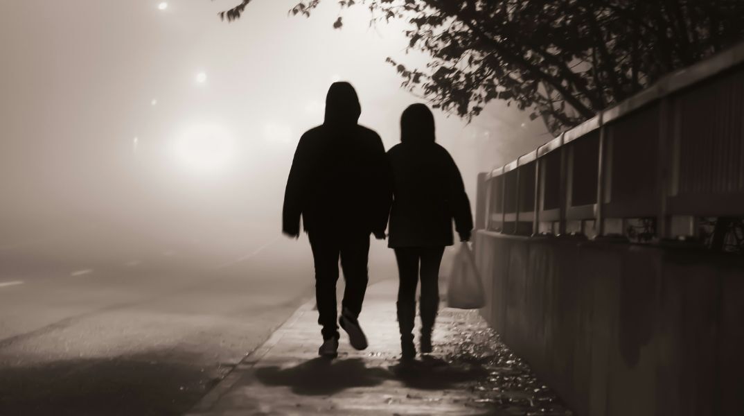 Στην Πόλη που Ξημερώνει: Ο Γιάννης και η Μαίρη. Νύχτα, Πόλη, Σιωπή