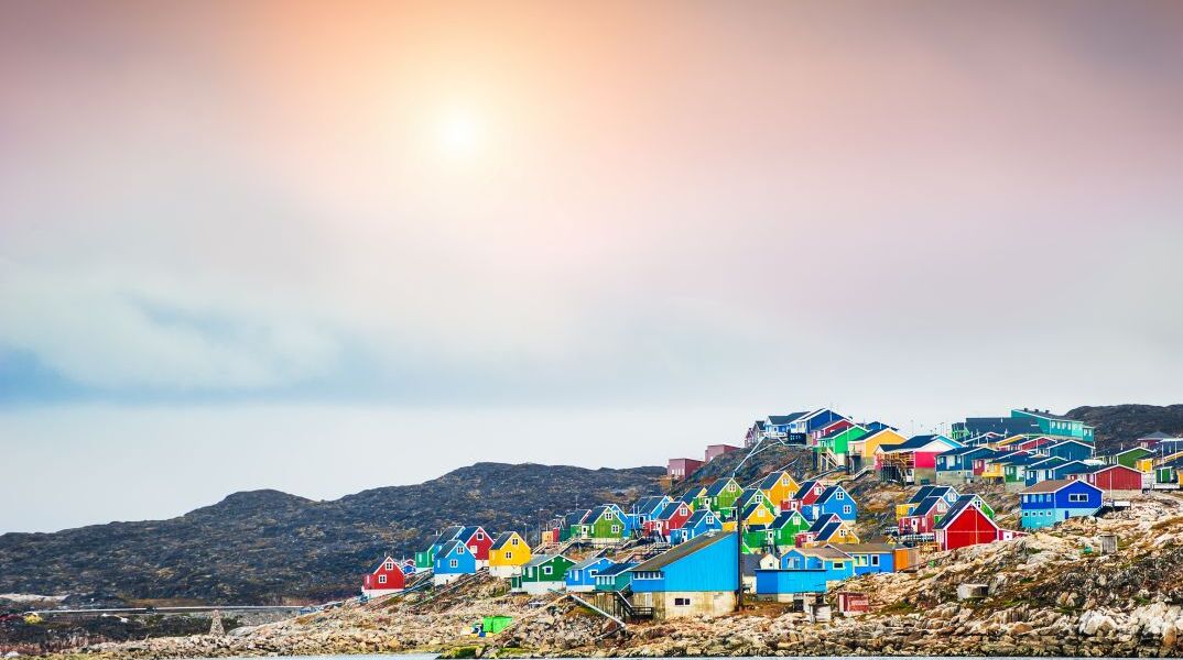 Πολύχρωμα σπίτια στο χωριό Colorful Aasiaat, στη Δυτική Γροιλανδία