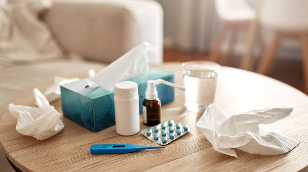 Φάρμακα, χαρτομάντηλα και θερμόμετρο 