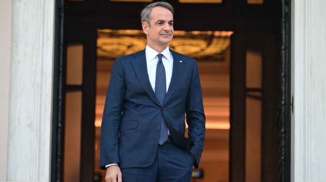 Ο πρωθυπουργός Κυριάκος Μητσοτάκης έξω από το Μέγαρο Μαξίμου