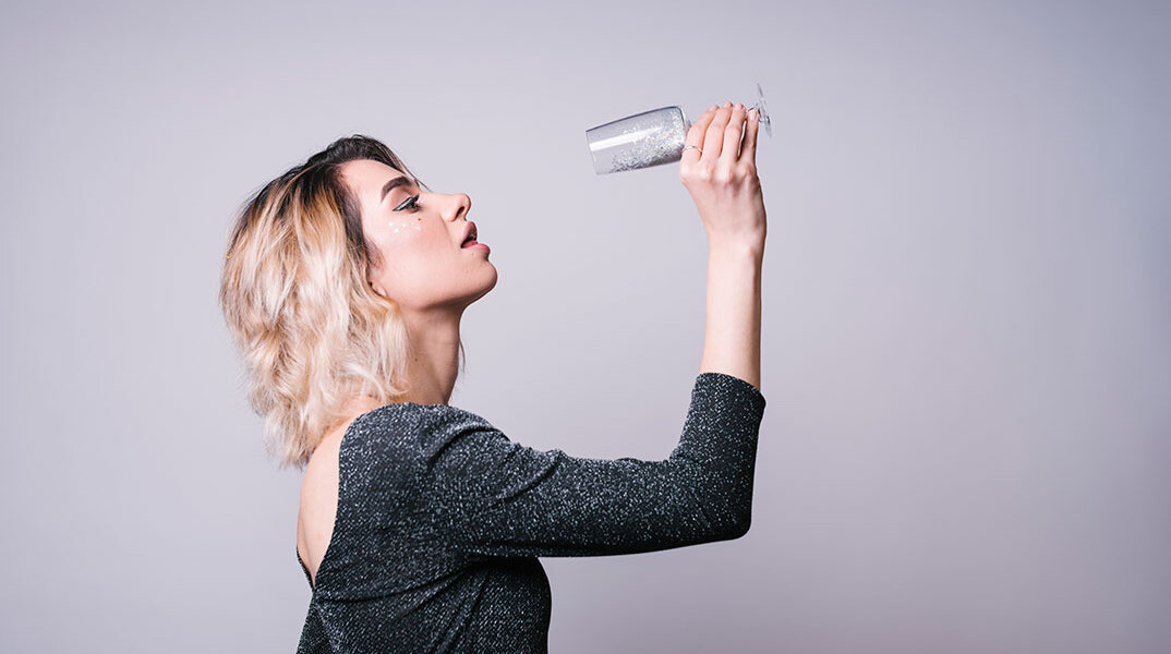 Πότε το «ένα ποτηράκι» γίνεται αλκοολισμός: Τα 10 σημάδια που πρέπει να προσέξεις