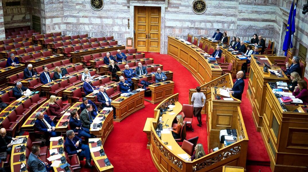 Η ολομέλεια της Βουλής κατά τη συζήτηση του νομοσχεδίου για τις Ένοπλες Δυνάμεις