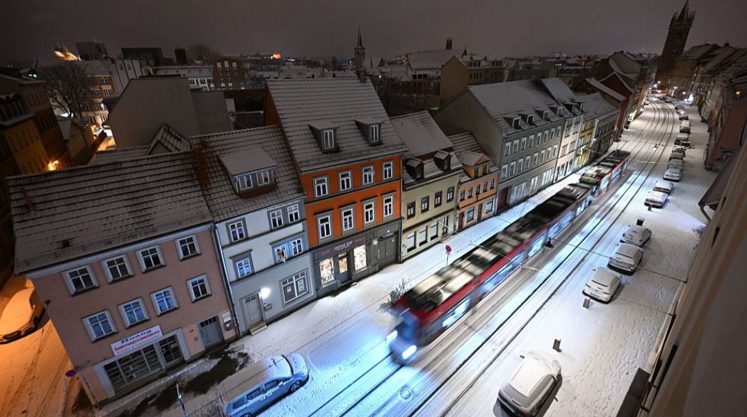 Χιόνι και παγετός πλήττουν την Ευρώπη: Χιλιάδες σπίτια στο σκοτάδι και ακυρώσεις πτήσεων 