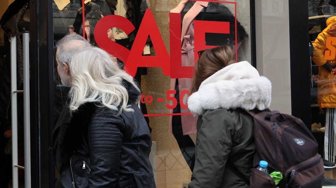 Άτομα μπροστά από βιτρίνα καταστήματος