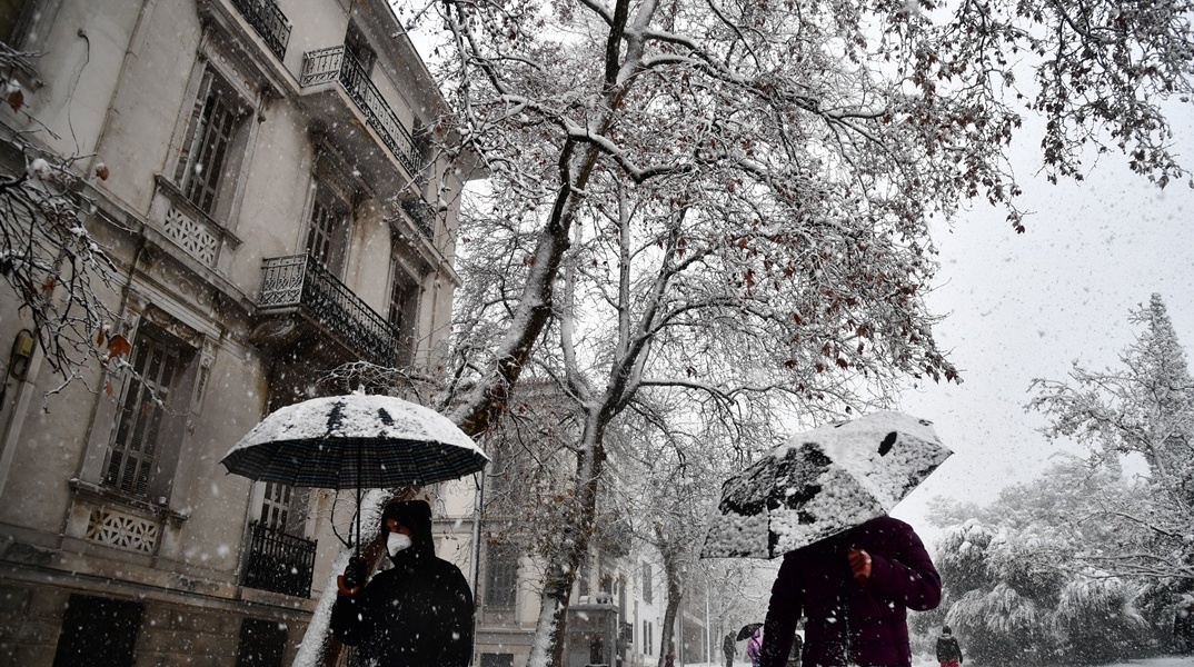 Χιόνια σε δρόμο της Αθήνας