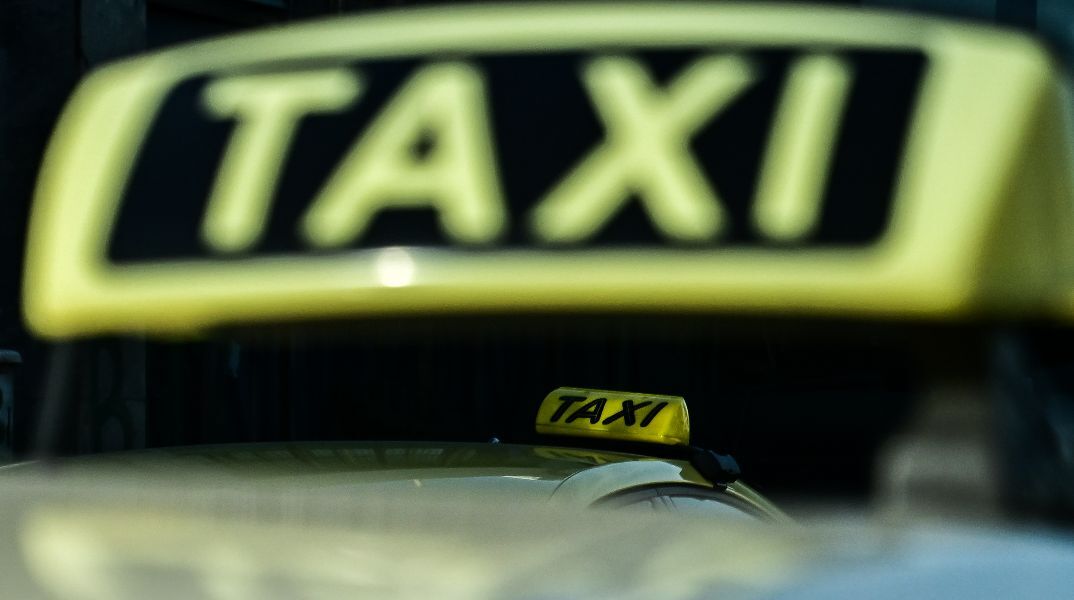 Στο μικροσκόπιο της Τροχαίας οι πιάτσες ταξί: Πλαστές άδειες, επιλεκτικές κούρσες, ταξίμετρα εκτός λειτουργίας