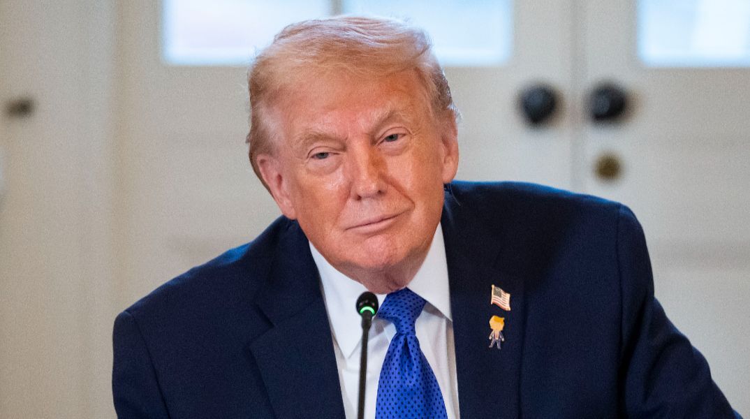 Τραμπ για Γροιλανδία: Η άμυνά της βασίζεται σε δύο έλκηθρα με σκύλους, θα την καταλάβουμε