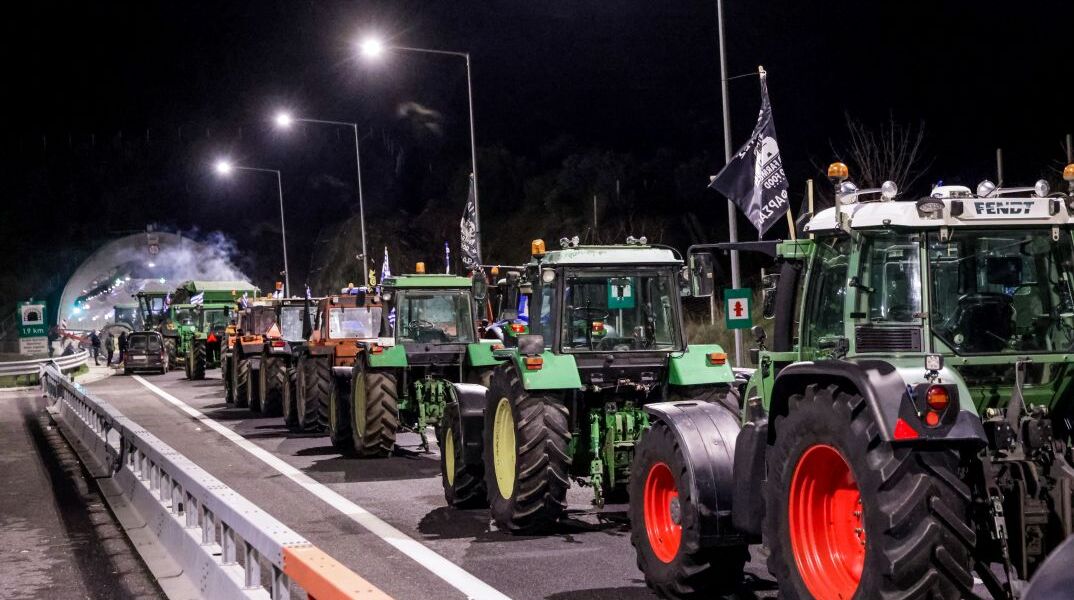 Μπλόκο αγροτών στα Τέμπη