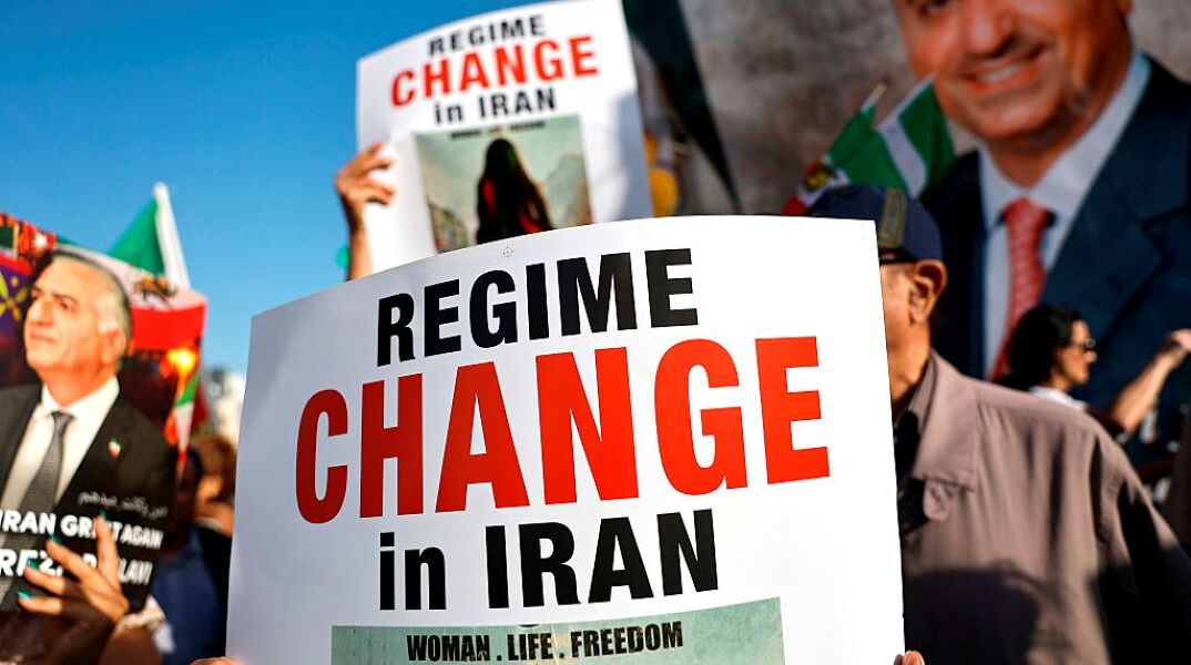 Οπαδοί του Σάχη διαδηλώνουν για πολιτική αλλαγή στο εξωτερικό