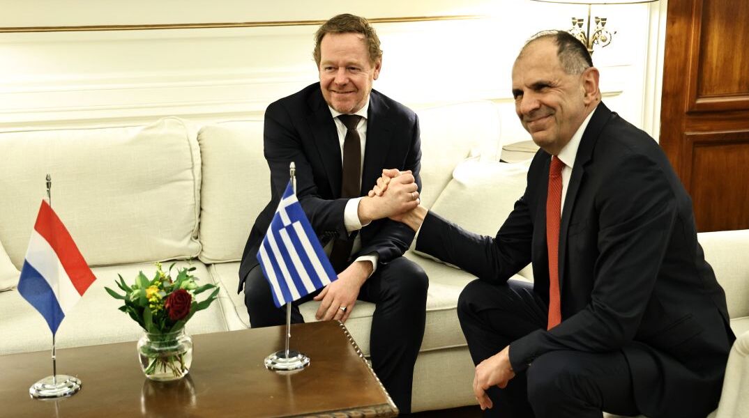 O Ολλανδός Υπουργός Εξωτερικών van Weel, με τον Έλληνα ομόλογό του Γιώργο Γεραπετρίτη