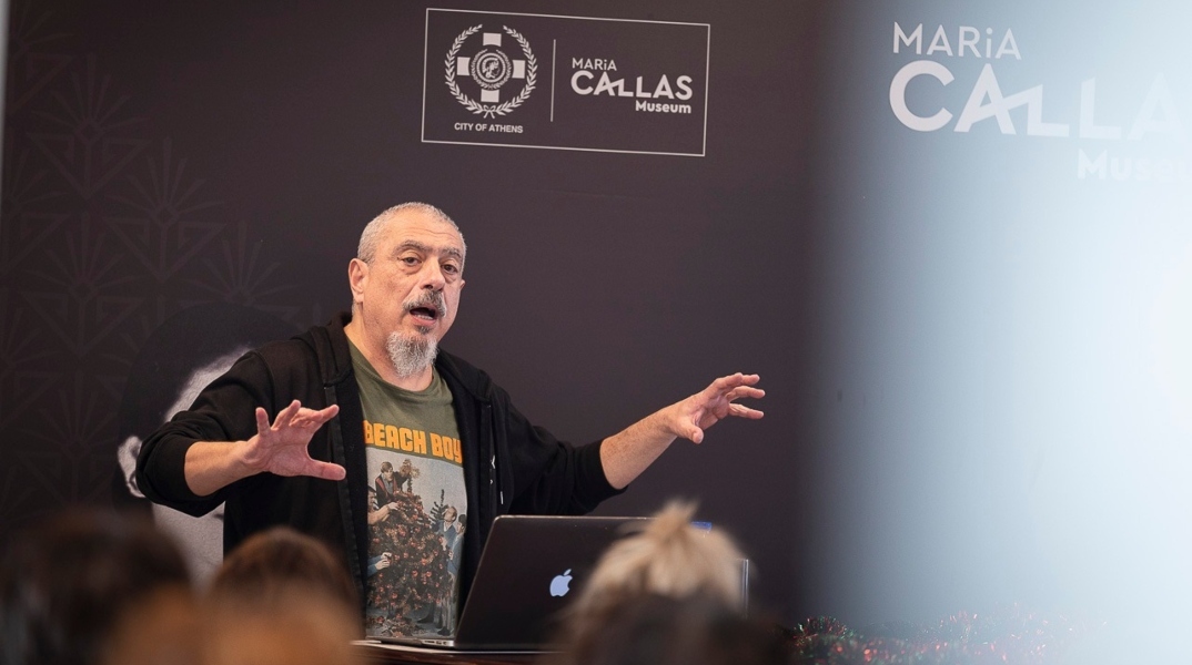 Ο Γιώργος Φλωράκης παρουσιάζει τα «Τραγούδια από τον Τρίτο Όροφο», μια σειρά πρωτότυπων live music sessions στο Μουσείο Μαρία Κάλλας με ζωντανό διάλογο.