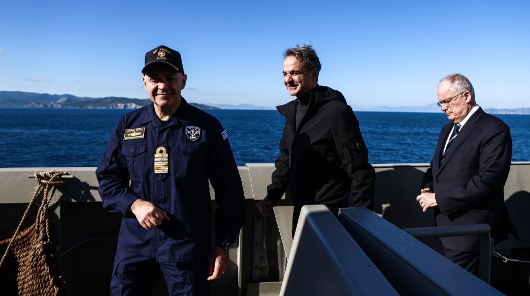 Ο Κυριάκος Μητσοτάκης και ο Κώστας Τασούλας στη φρεγάτα «Κίμων»