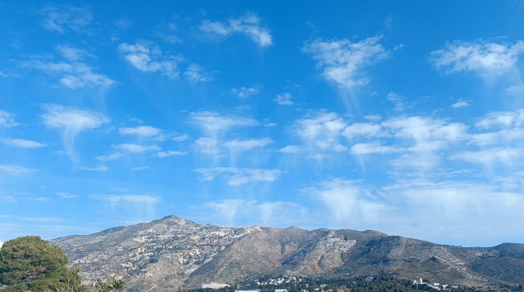 Meteo: Τι είναι τα σύννεφα virga που εμφανίστηκαν σήμερα στον ουρανό της Αττικής 