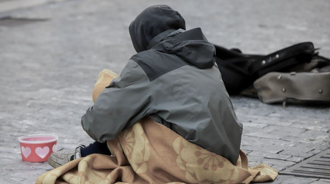 Έκτακτα μέτρα για την προστασία των αστέγων από τις χαμηλές θερμοκρασίες σε Αθήνα και Πειραιά