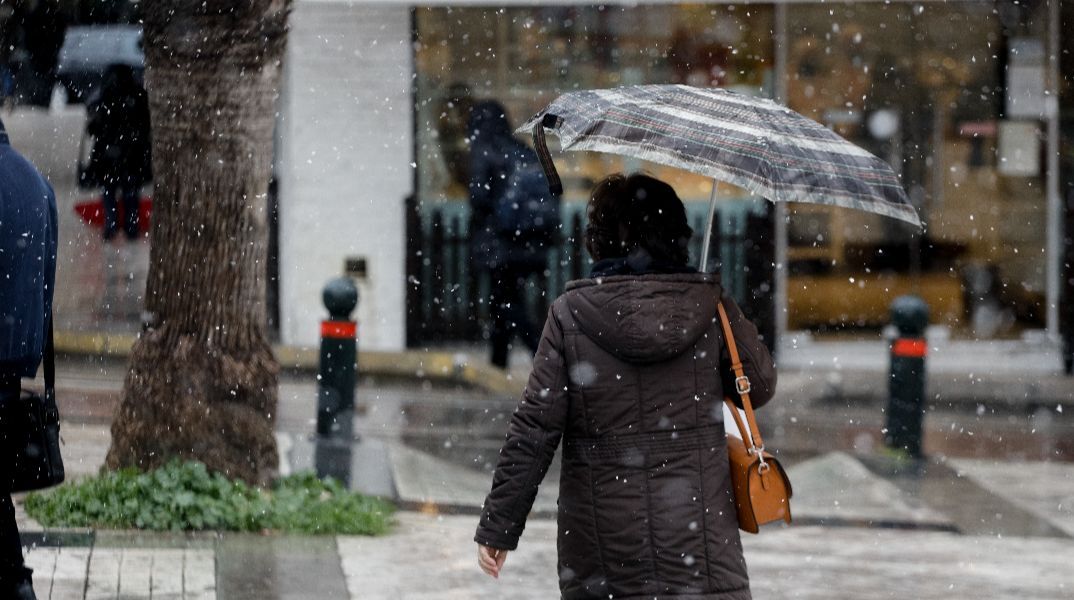 Καιρός: Αρχίζει η ψυχρή εισβολή με βροχές, χιόνια στα ορεινά και πτώση της θερμοκρασίας