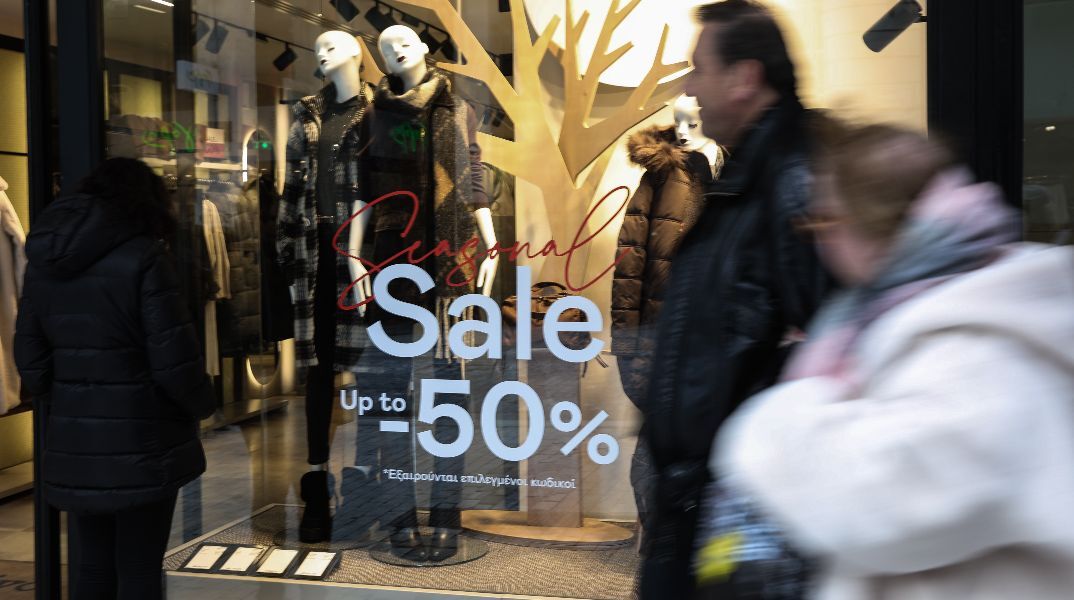Χειμερινές εκπτώσεις 2026: Ποιες ώρες θα είναι ανοιχτά τα καταστήματα αύριο, Κυριακή