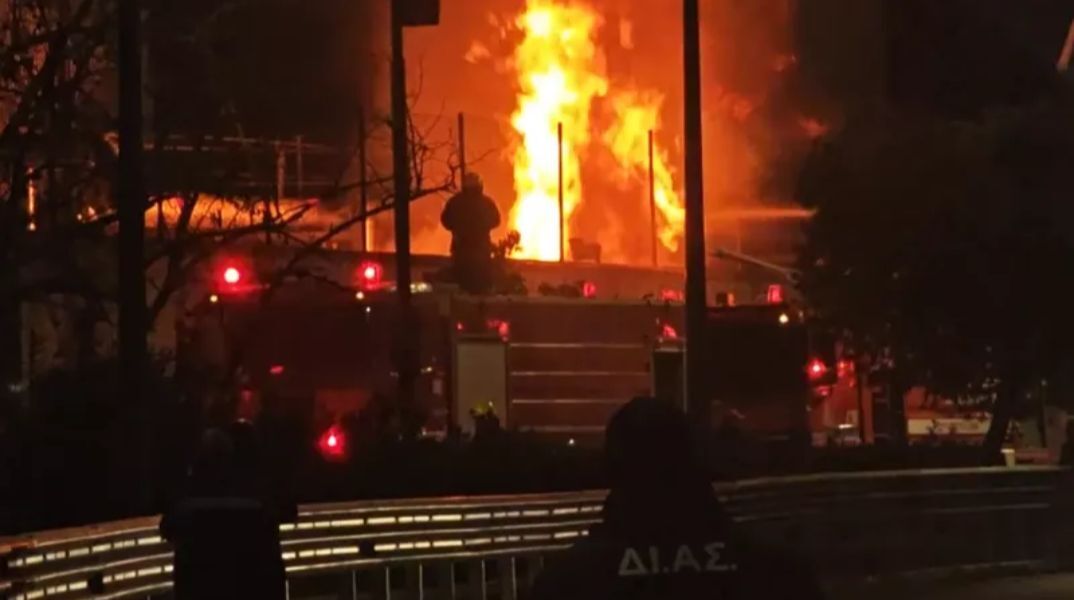 Φωτιά στο Πέραμα: «Κινδύνευσε να τιναχθεί στον αέρα όλο το λεκανοπέδιο Αττικής» είπε ο δήμαρχος
