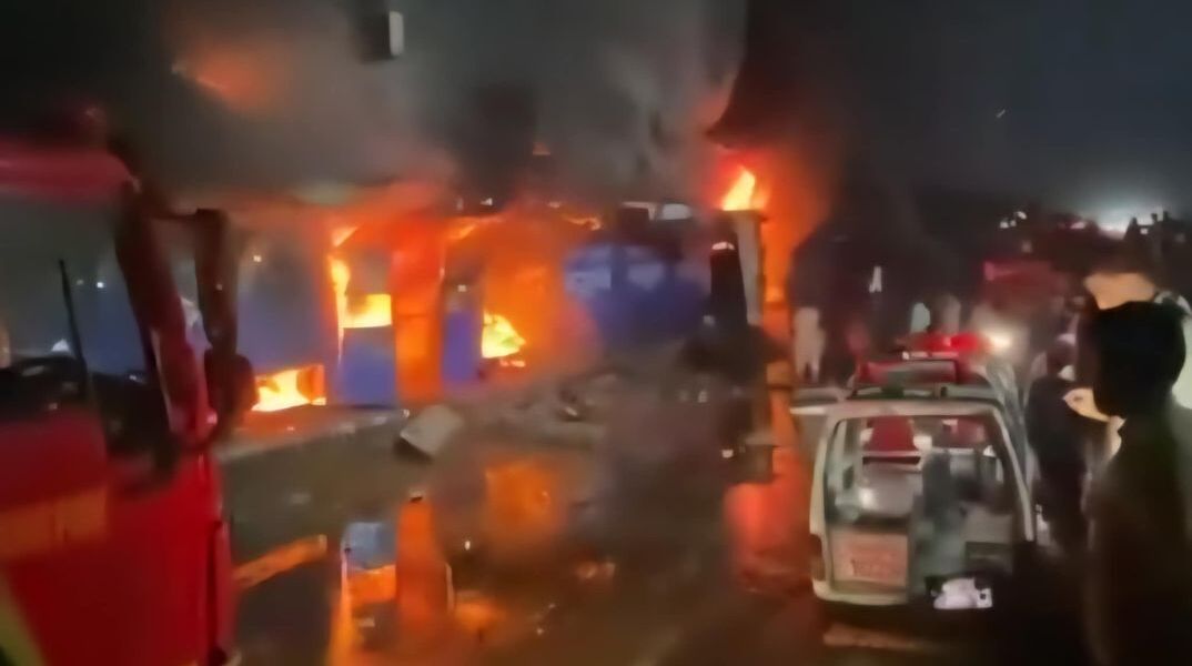 Φωτιά σε εμπορικό κέντρο στο Καράτσι, με νεκρούς και τραυματίες