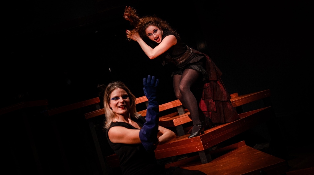 Δούλες στο θέατρο Άττις