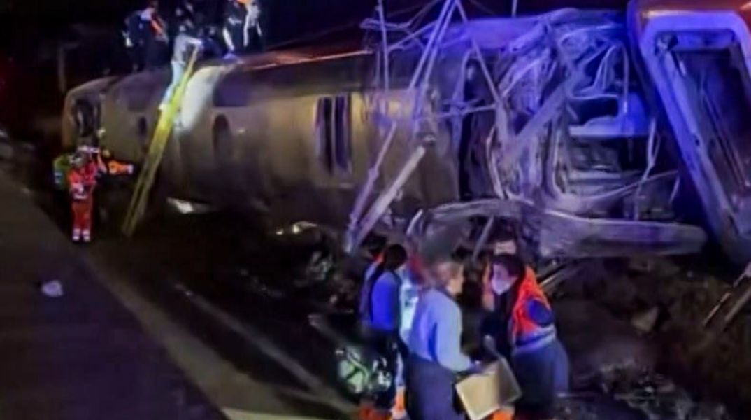 Ισπανία: Βίντεο μέσα από βαγόνι - Επιβάτες σε κατάσταση σοκ ακούνε οδηγίες