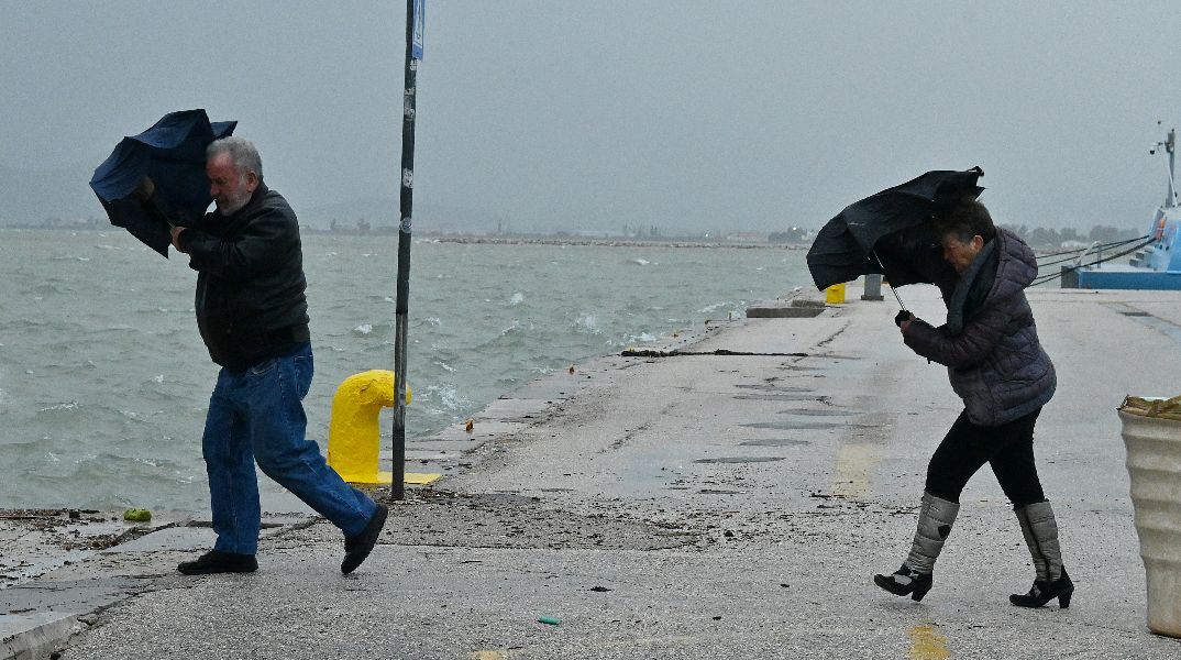 Καιρός: Τσουχτερό κρύο και θυελλώδεις άνεμοι έως 10 μποφόρ την Τρίτη