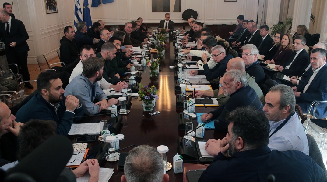 Στιγμιότυπο από τη συνάντηση του Κυριάκου Μητσοτάκη με τους αγρότες