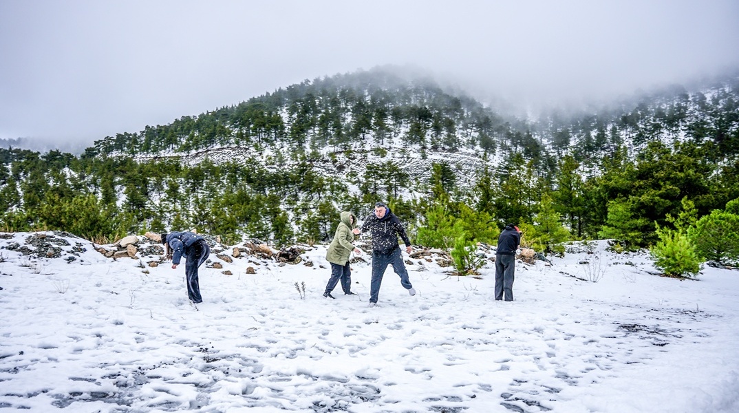 Χιόνια και άτομα που έχουν βγει για παιχνίδι